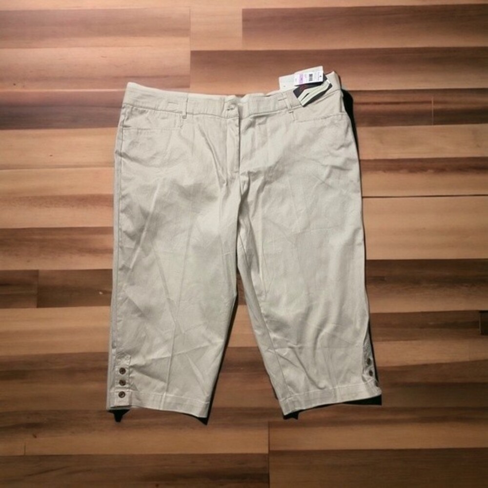 NWT Studio Works Tan Women’s Plus Size Capris w/ Butttons -size 22W
